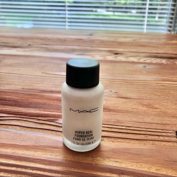 MAC Hyper Real Foundation, Violet - Picture 4 of 5
